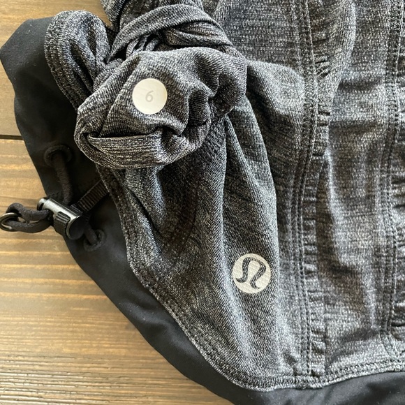 Lululemon workout shirt. Great condition.size 6. - Picture 3 of 3